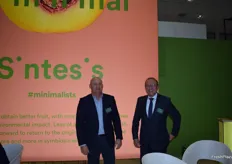 Sébastien Adnot y José Rodríguez Carrascal, en el stand de Sat Sintesis con nueva imagen corporativa, empresa sevillana especializada en fruta de hueso extra temprana.